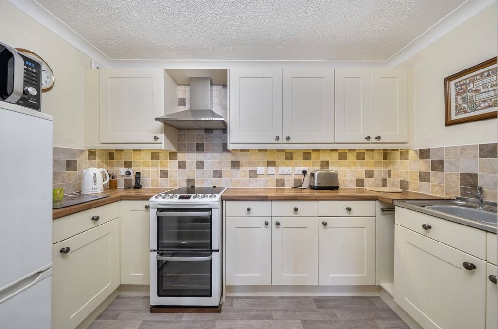Property photo 3 of 17 Kitchen
