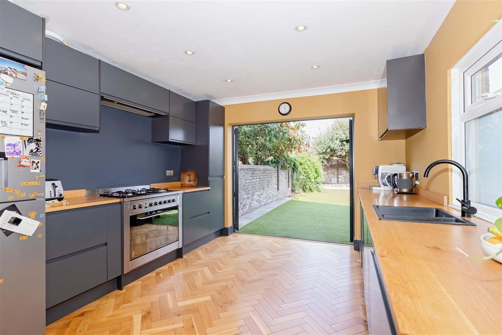 Property photo 2 of 22 Northcourt Rd_18.Jpg
