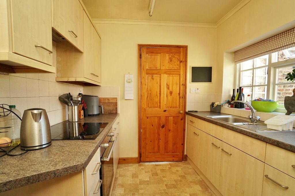 Property photo 3 of 10 Kitchen