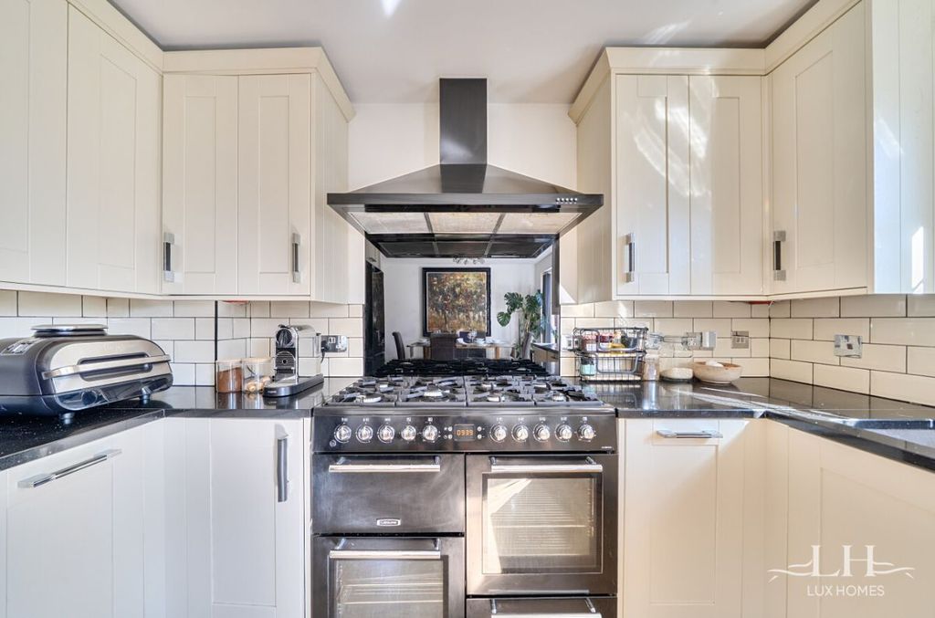 Property photo 2 of 27