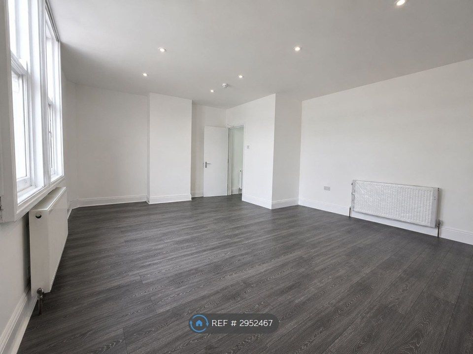 Property photo 1 of 21 Lounge
