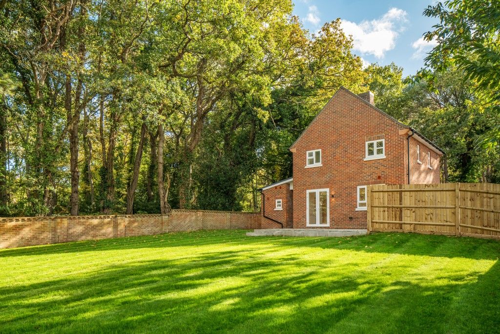 Property photo 2 of 13 Brooklands Grove, Weybridge