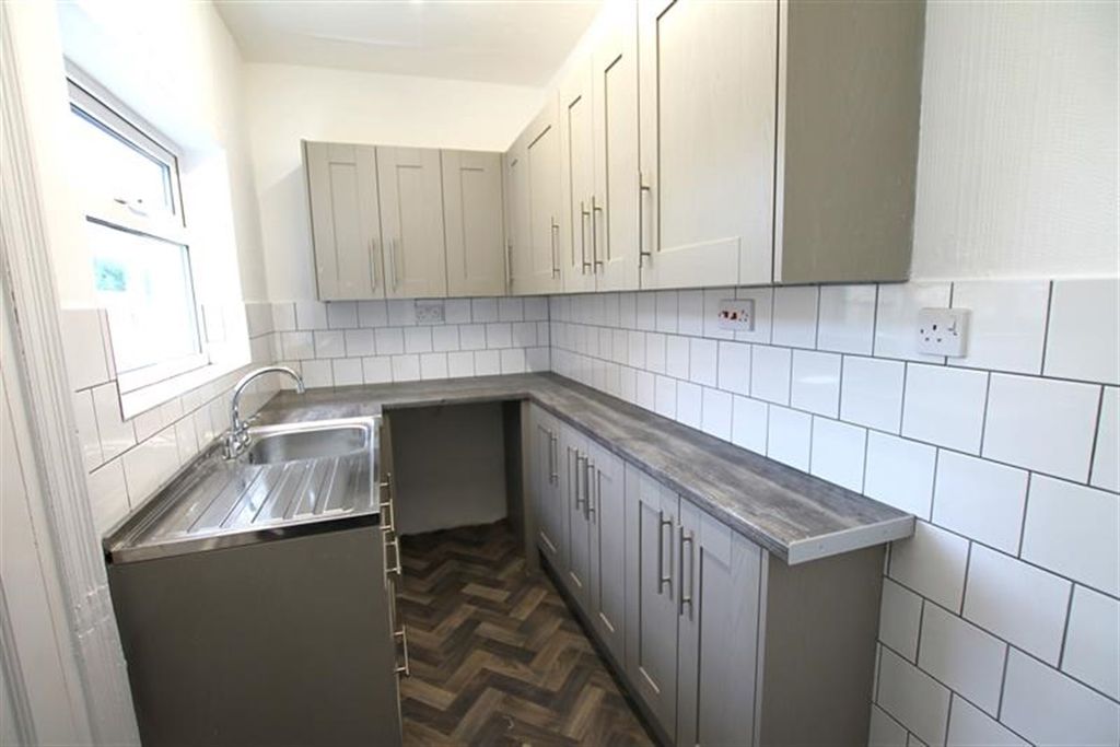 Property photo 3 of 17 Kitchen