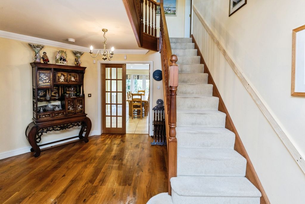 Property photo 3 of 34 Entrance Hall