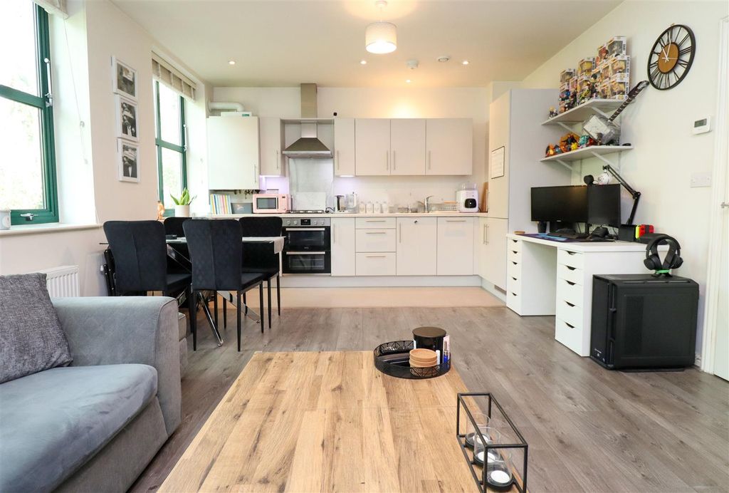 Property photo 3 of 17 Living Room