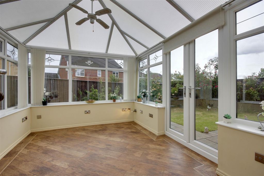 Property photo 3 of 19 Conservatory