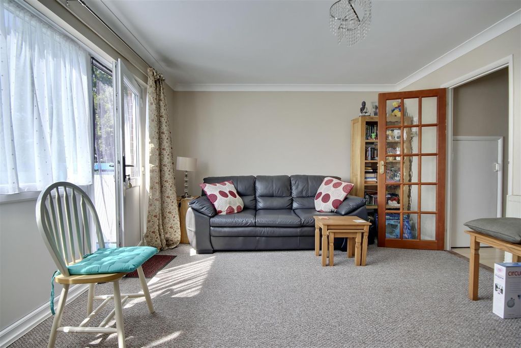 Property photo 3 of 12 Lounge