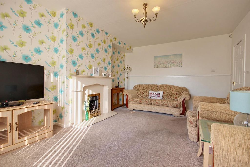 Property photo 3 of 24 Lounge