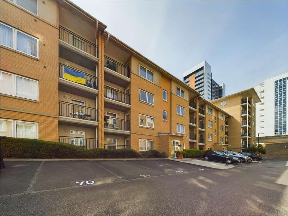 Property photo 1 of 19 2 Bed Flat To Rent Sail Court, London E14