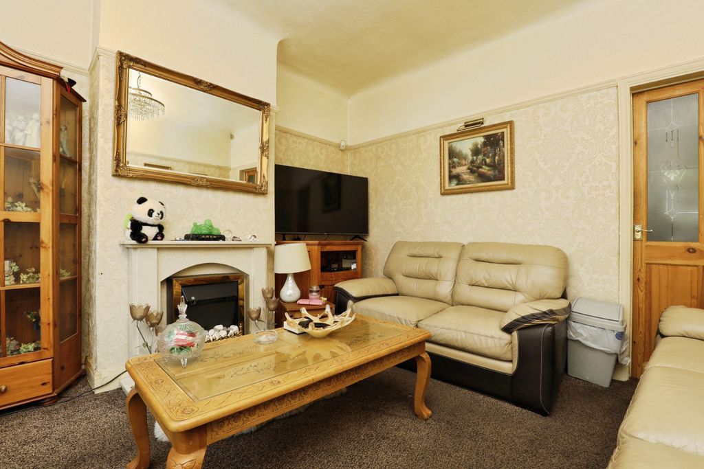 Property photo 3 of 13 Lounge