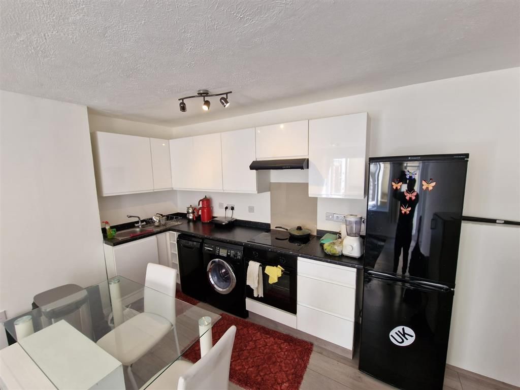 Property photo 2 of 7 Kitchen