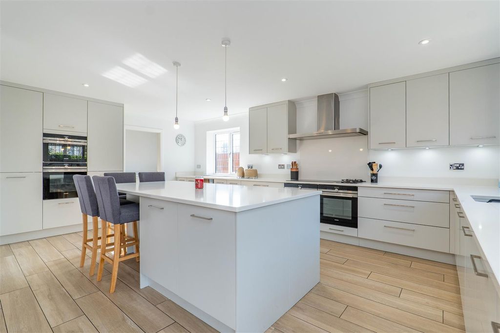 Property photo 3 of 49 Kitchen/Breakfast Room