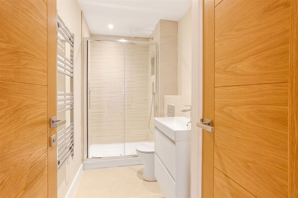 Property photo 3 of 12 1469541018 - 4 Bluebird House, High Steet, Kt1710.