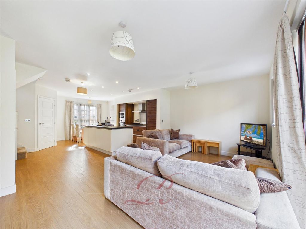 Property photo 3 of 19 Cam05148G0-Pr0137-Still011.Jpg