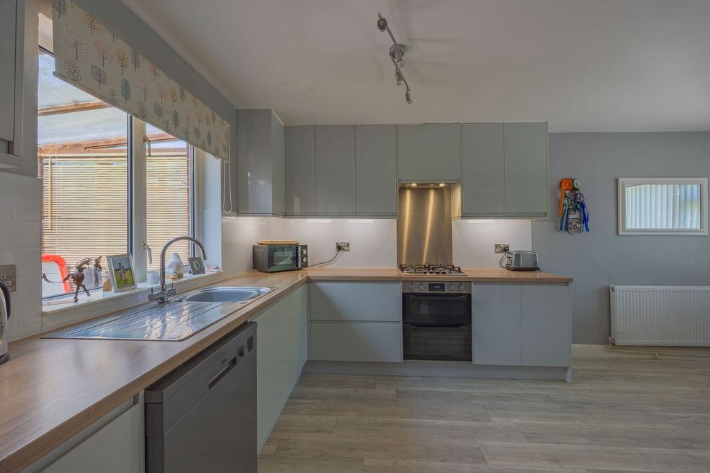 Property photo 2 of 19 Ewemove Taunton Lime Crescent (7)