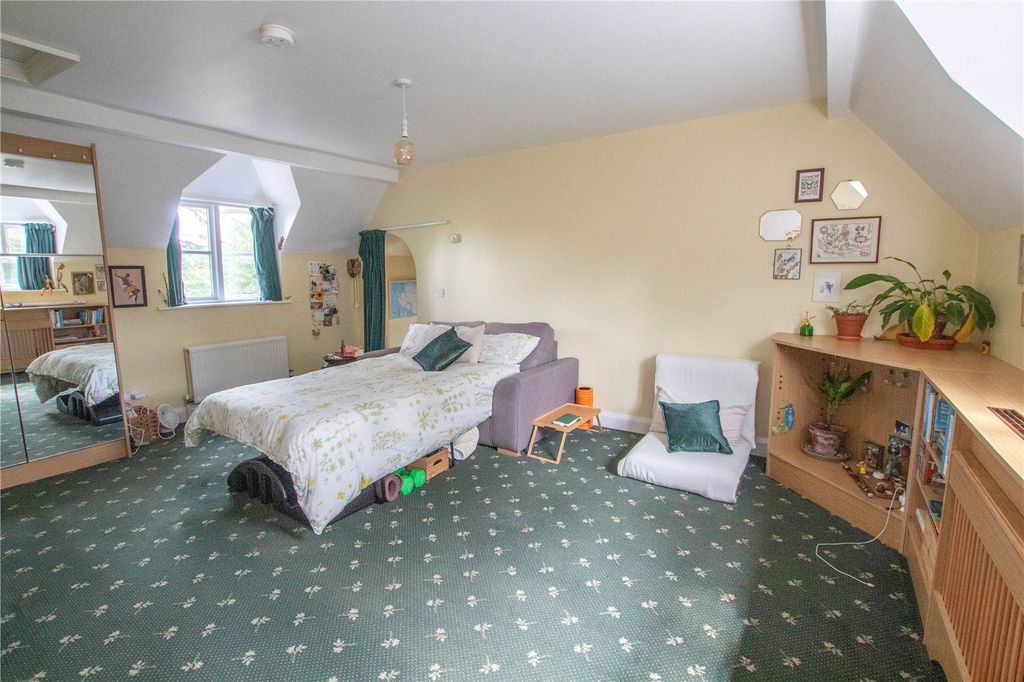 Property photo 3 of 8 Bed/Sitting Room