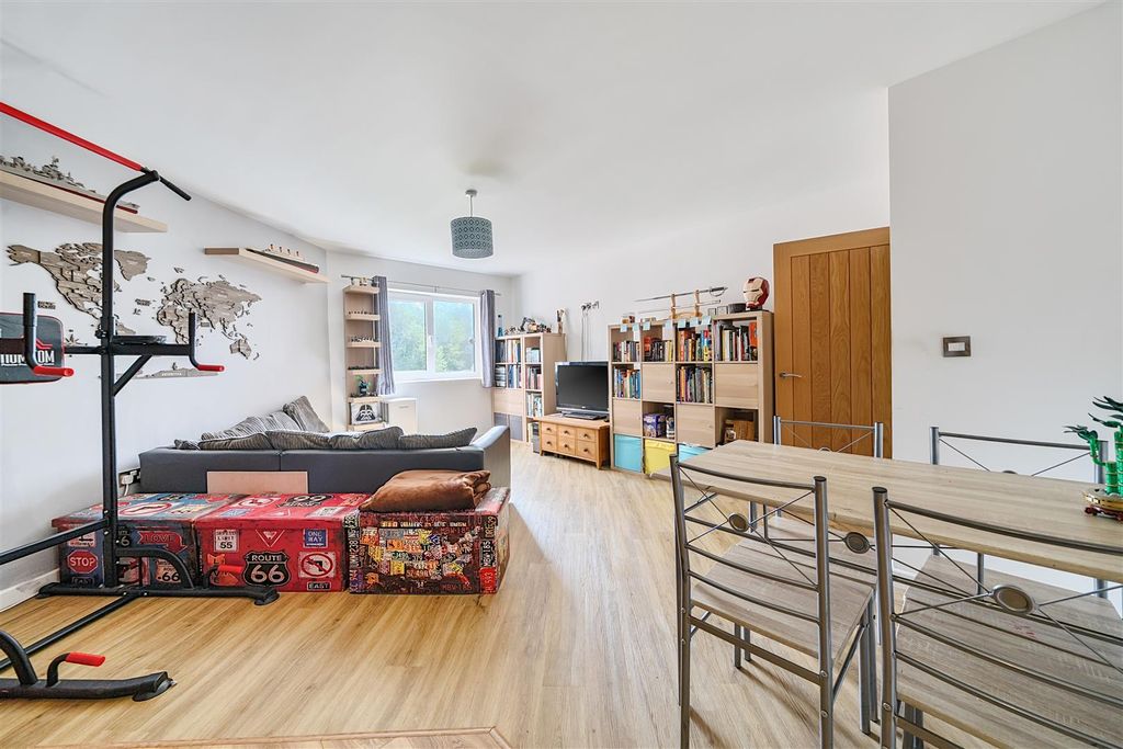 Property photo 3 of 11 Living Space