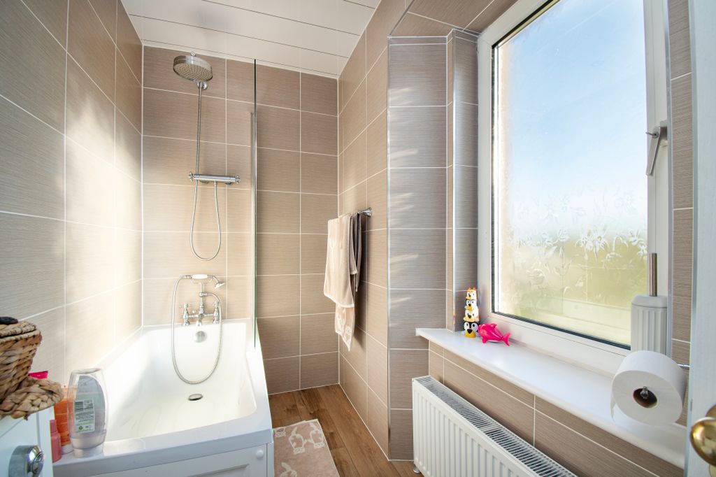 Property photo 3 of 31 Bathroom