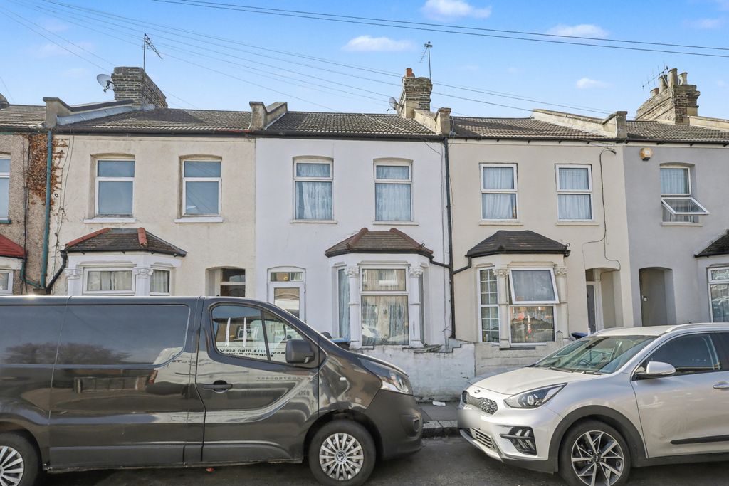 Property photo 1 of 19 31 Garfield Road, Enfield, London, En3 4Rp