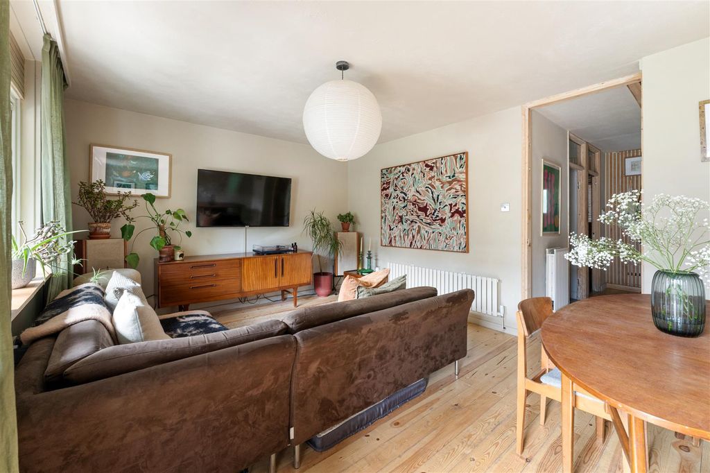 Property photo 1 of 53 Shelley Court, E17