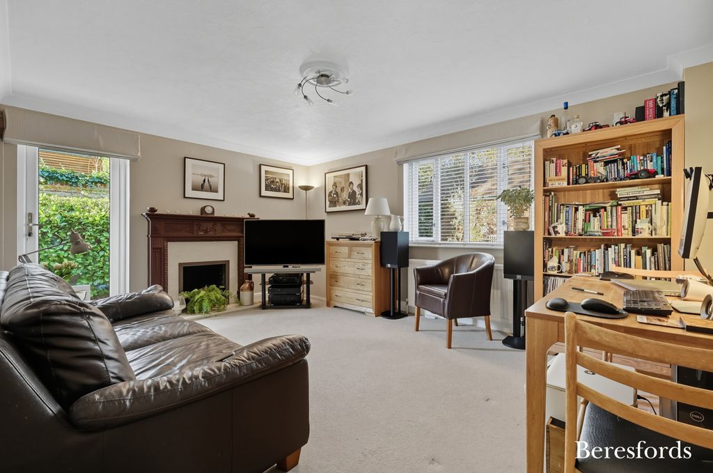 Property photo 2 of 11 Living Room