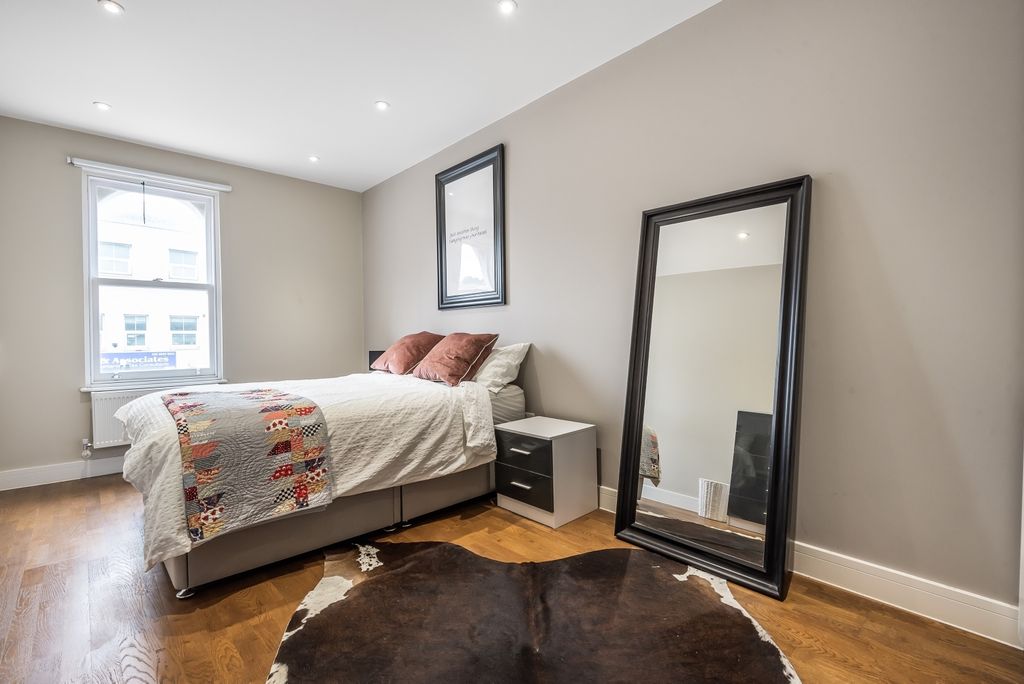 Property photo 3 of 12 Bedroom 1- Shomberg