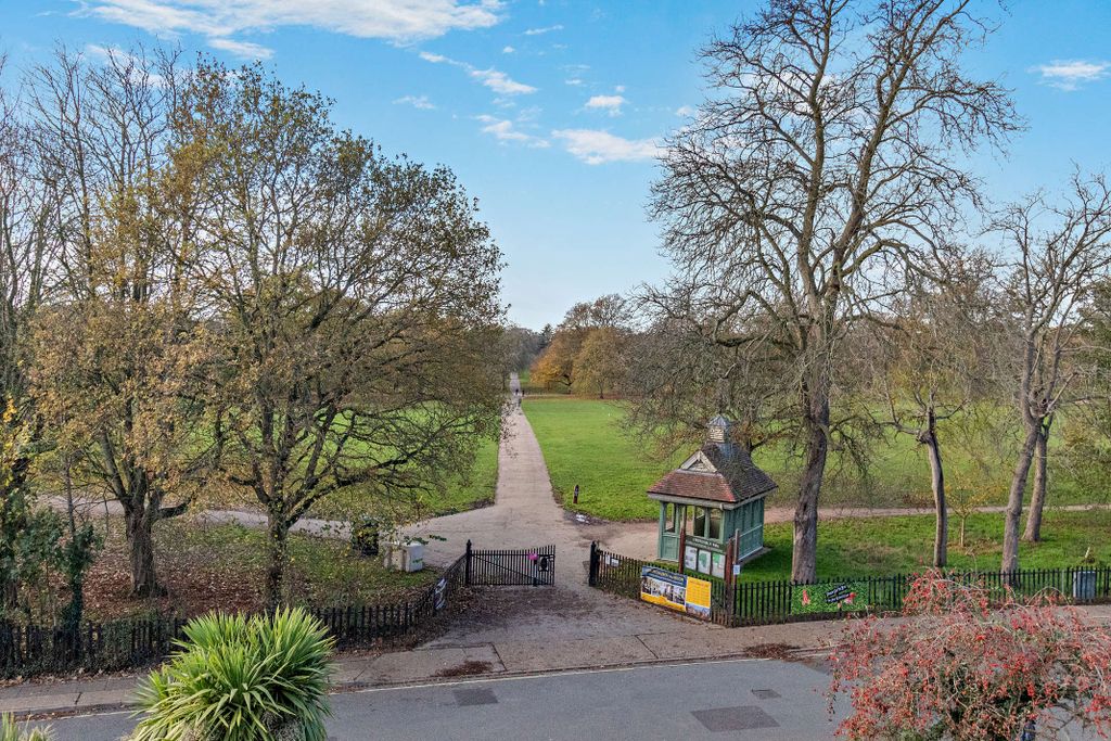 Property photo 2 of 38 8671362-Exterior10-800