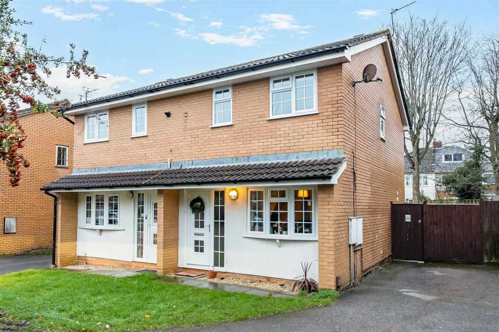 Property photo 1 of 18 Front Garden