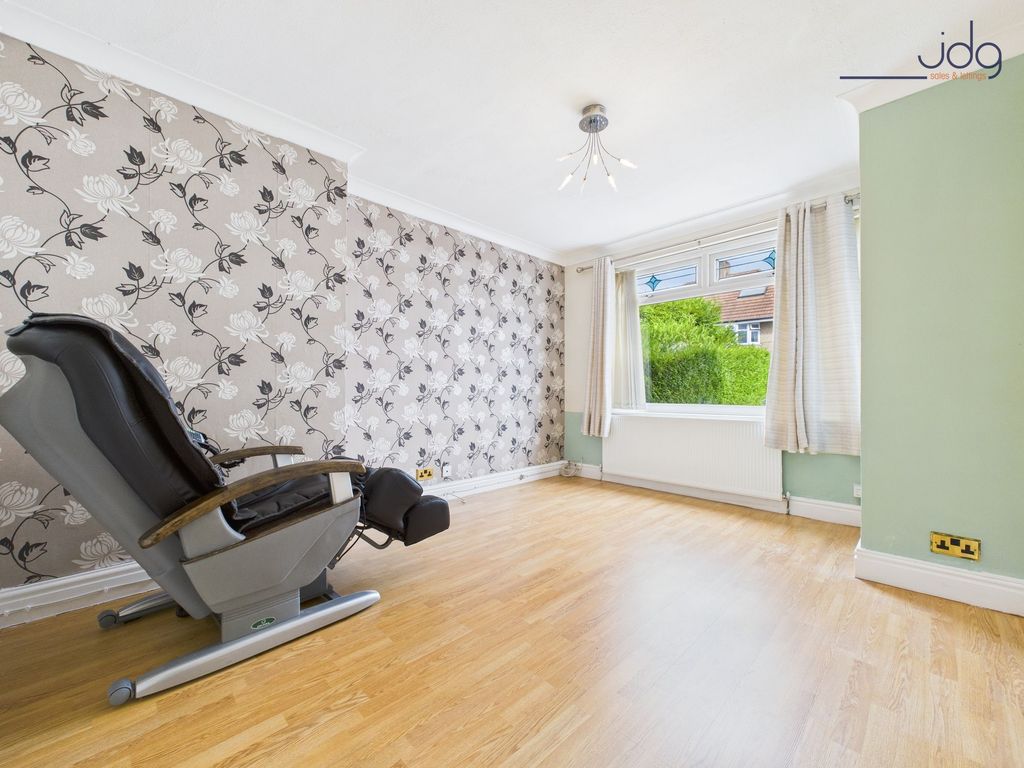 Property photo 3 of 17 Bright And Airy Lounge