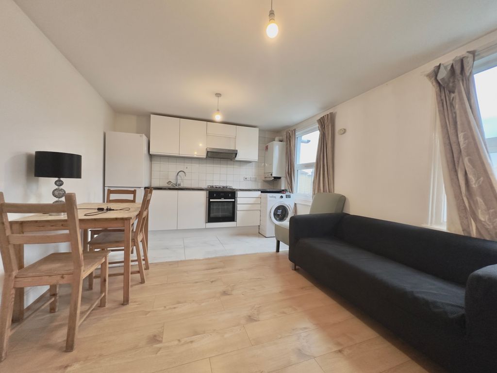 Property photo 1 of 11 4 Bedrooms Flat To Rent In Brixton, Sw4