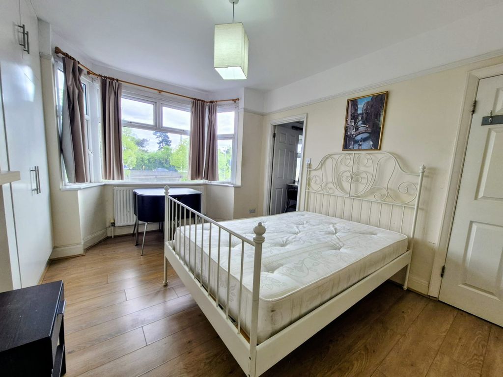 Property photo 1 of 6 Beautiful Studio Located In N13