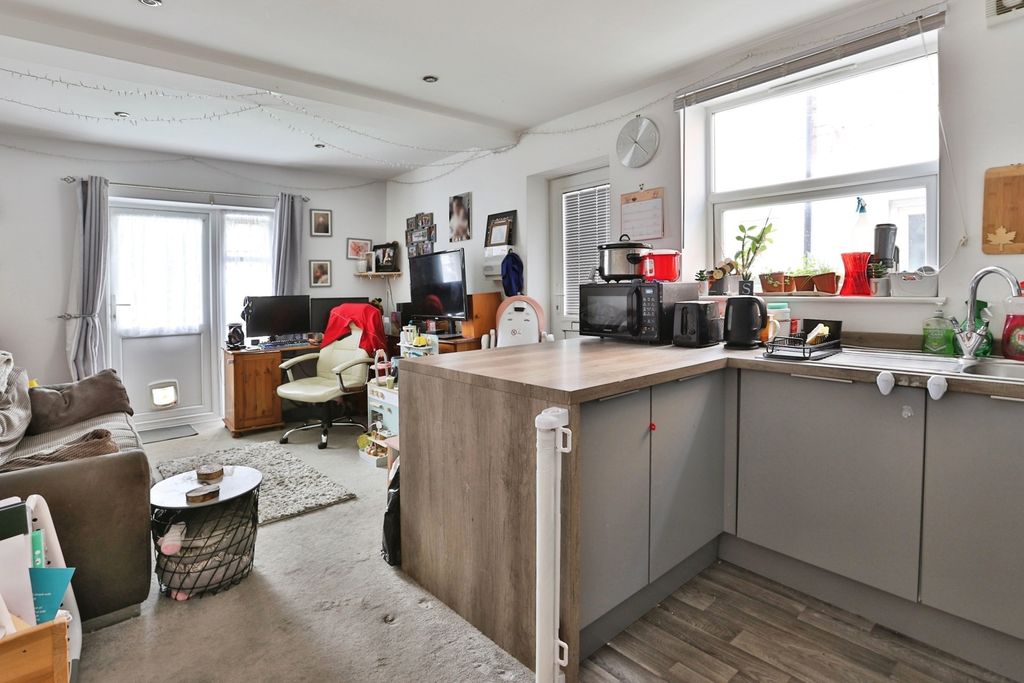 Property photo 3 of 10 Pbox-Img.Jpg