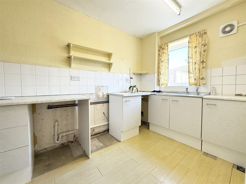 Property photo 2 of 11 Kitchen