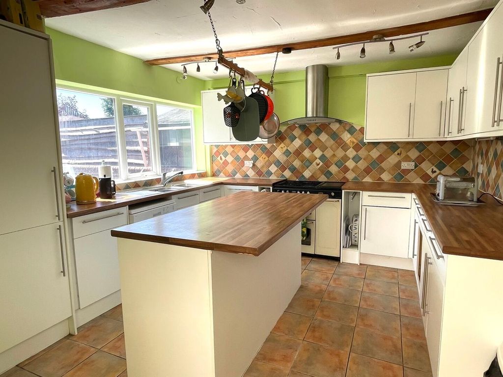 Property photo 3 of 29 Kitchen