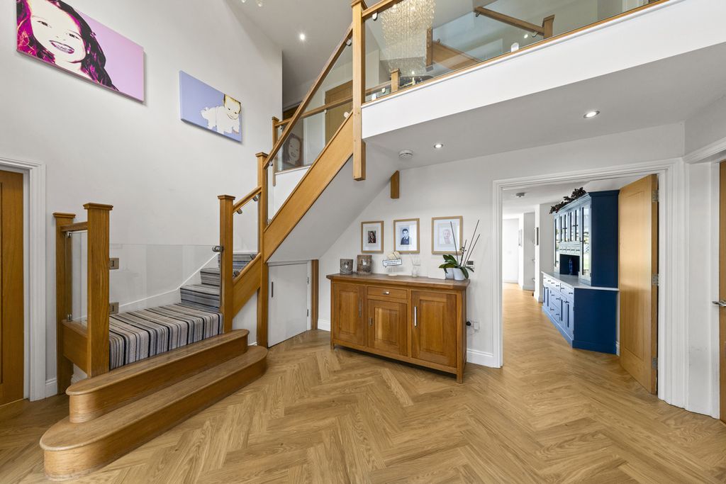 Property photo 3 of 32