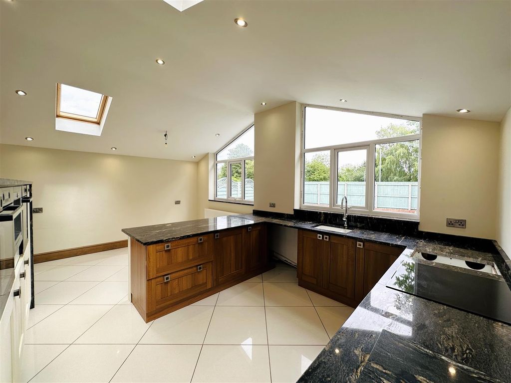 Property photo 2 of 16 Kitchen Diner
