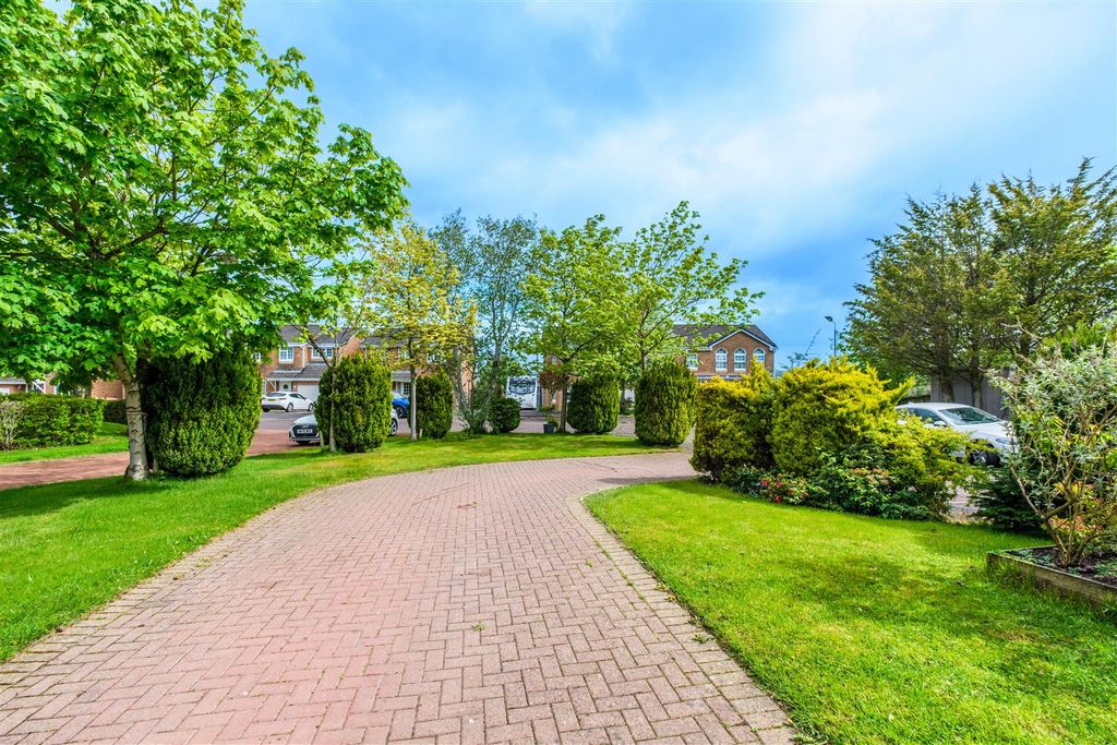 Property photo 2 of 26 Cairncross Crescent-49.Jpg