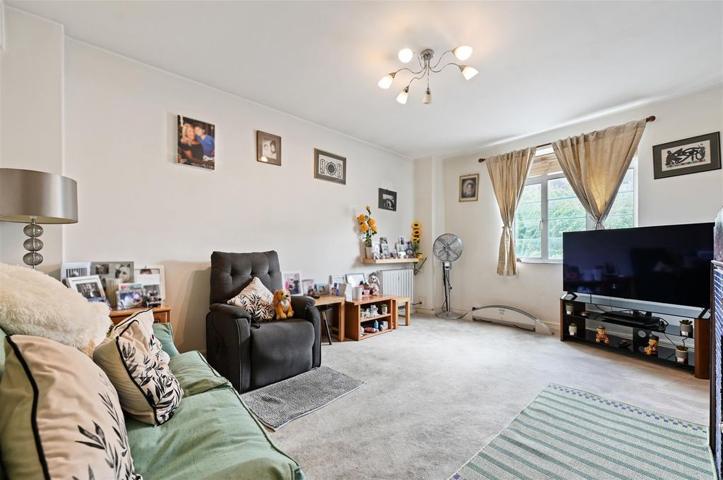 Property photo 1 of 8 Latymer Court