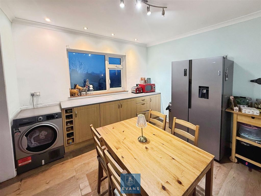 Property photo 3 of 10 Kitchen/Dining