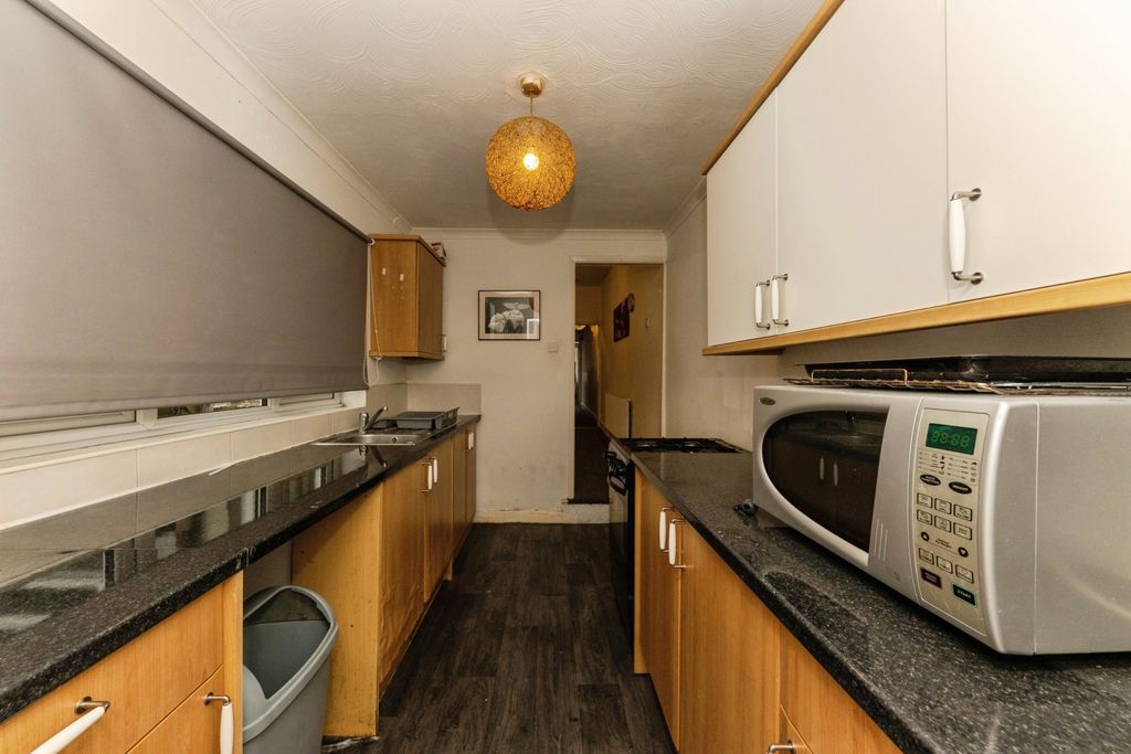 Property photo 3 of 11 Kitchen