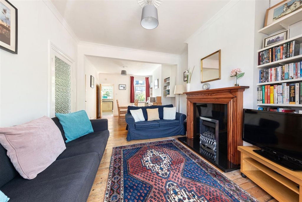 Property photo 2 of 23 Kenilworth Avenue, E17