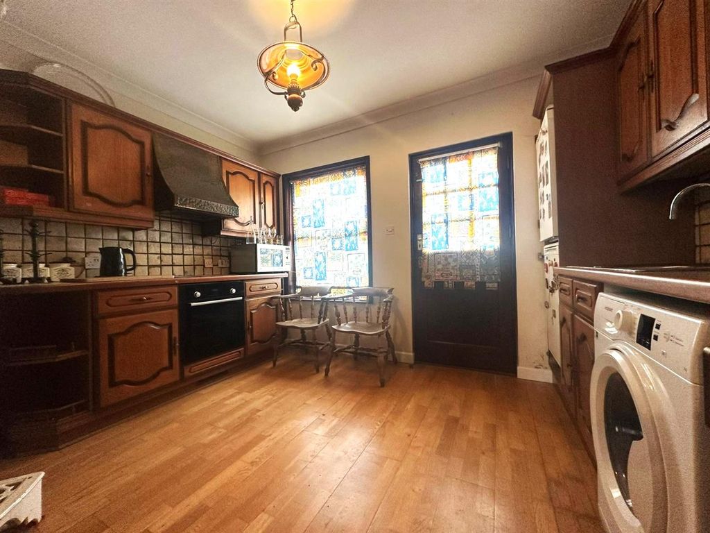 Property photo 2 of 8 Kitchen