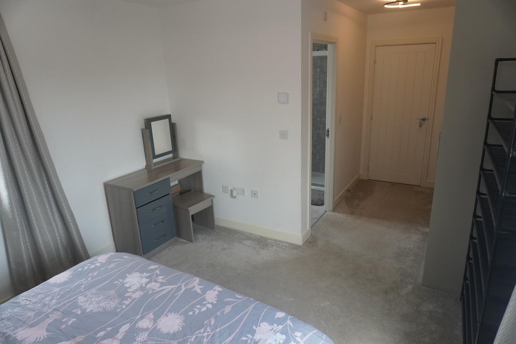 Property photo 2 of 32 Bedroom