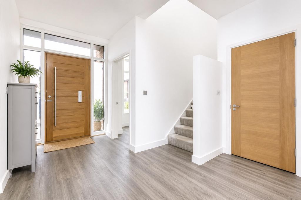 Property photo 3 of 18 Calton Entrance.Png