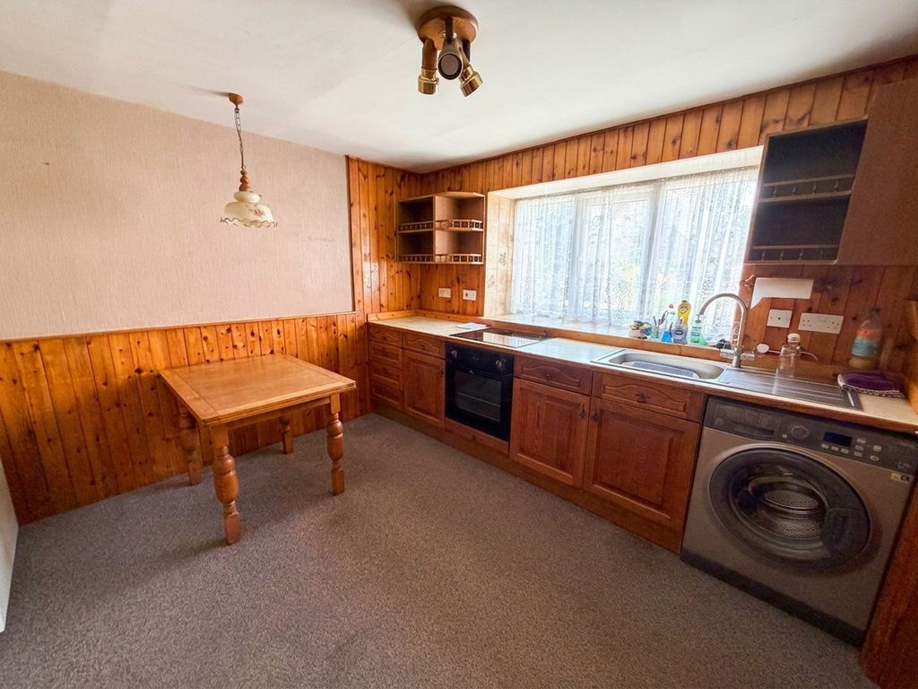 Property photo 3 of 10 Kitchen
