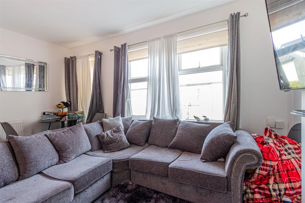 Property photo 3 of 17 Clive Road 67-3.Jpg