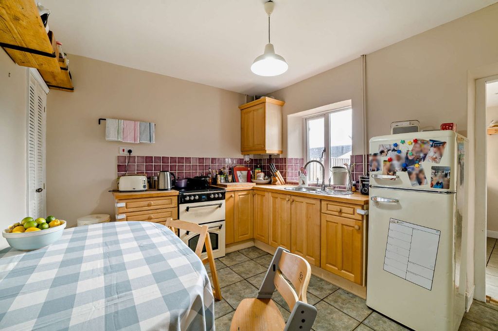 Property photo 3 of 10 Kitchen