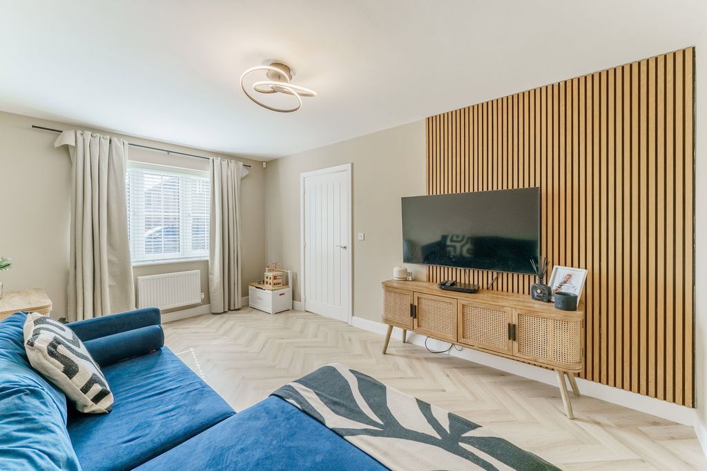 Property photo 2 of 27