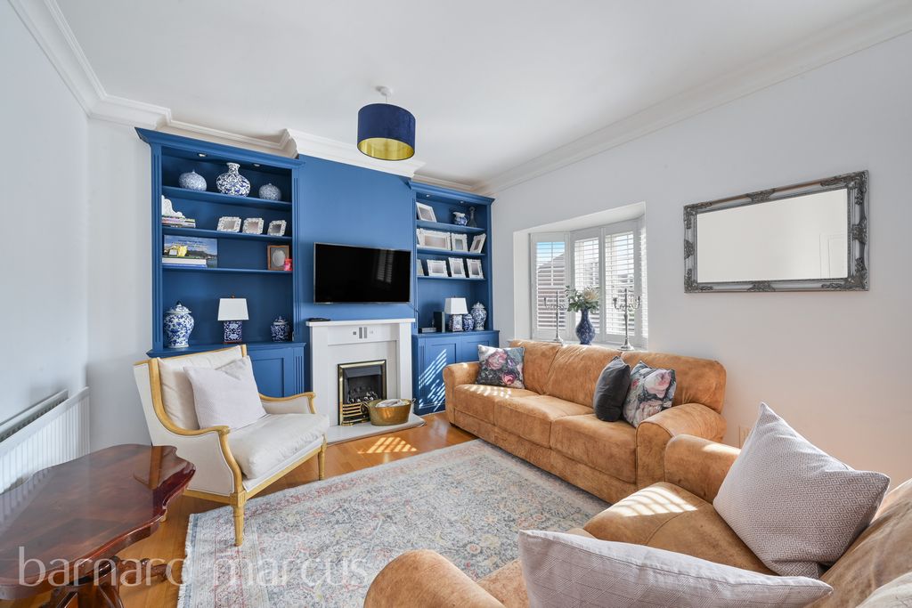 Property photo 3 of 17 Living Room