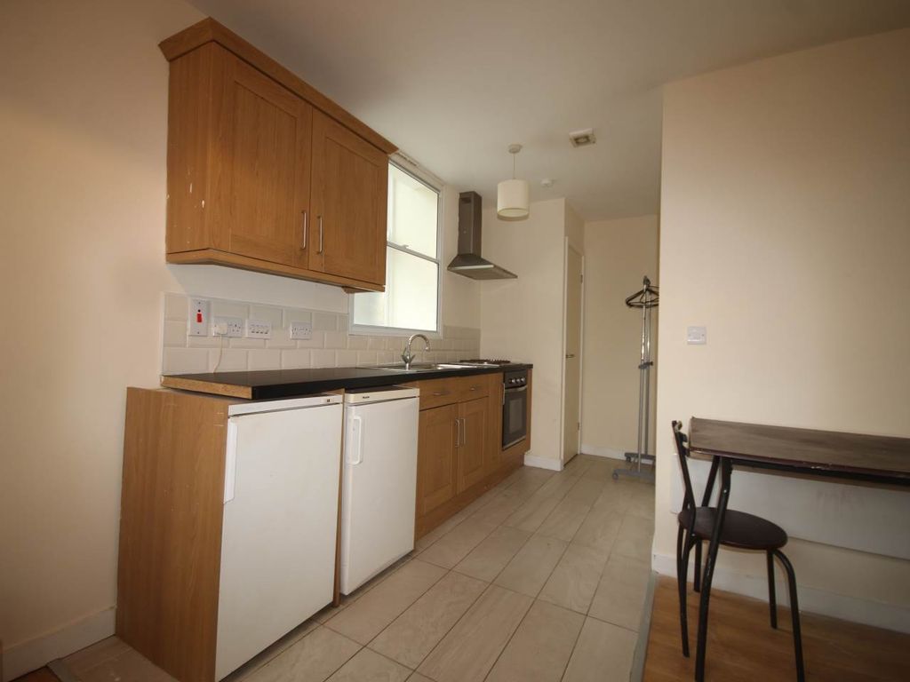 Property photo 2 of 5 Kitchen